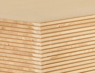 Nahaufnahme einer Tischlerplatte mit mehrschichtigem Holzaufbau, ideal für den Möbel- und Innenausbau.