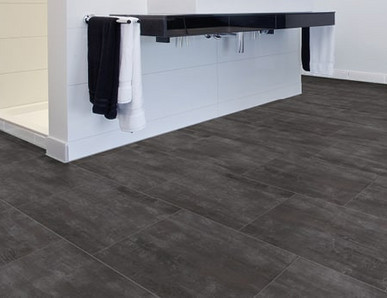 Hochwertiges dunkles Vinyl wurde im Badezimmer verlegt.
