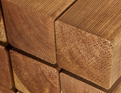 Große Holzbalken als Konstruktionselemente im Bau verwendet.