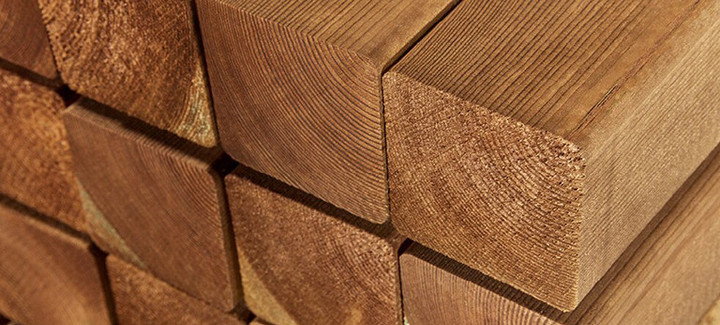 Große Holzbalken als Konstruktionselemente im Bau verwendet.