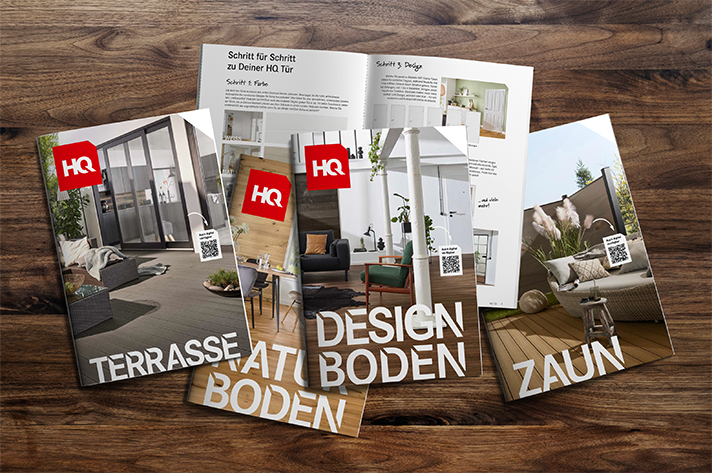 Fünf hochwertige HQ-Eigenmarkenkataloge zu Bodenbelägen, Türen, Terrassenbelägen und Sichtschutzzäunen auf dunklem Holzhintergrund.