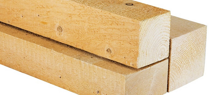 Nahaufnahme von Kanthölzern mit sichtbarer Holzmaserung, ideal für den Holzbau und konstruktive Anwendungen.