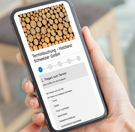 Person hält ein Smartphone in der Hand, auf dem Bildschirm ist deutlich ein Terminbuchungsprogramm zu sehen.