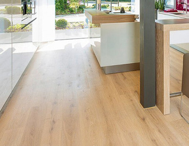 Die Küche ist mit hellem Holzlaminat ausgelegt. Eine Koch- und Essinsel mit drei Hockern lädt zum Verweilen ein.